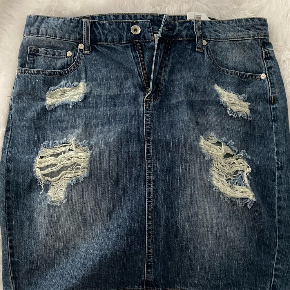 The perfect Jean skirt with worn look and torn details.